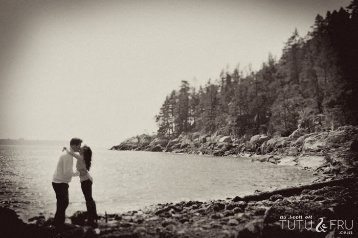 vancouver-wedding-blog-lighthouse-park-engagement_037